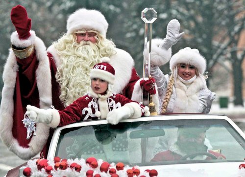 Главный Дед Мороз России приехал в столицу на пожарной машине с мигалками