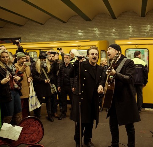 Рок-группа U2 дала концерт на станции метро в Берлине