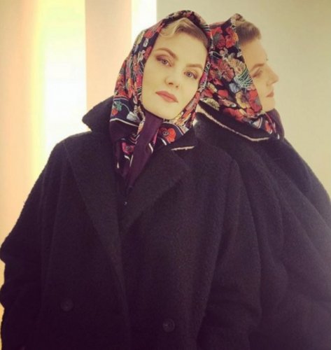 "Баба Ната": Рената Литвинова поразила образом в "бабушкином" платке