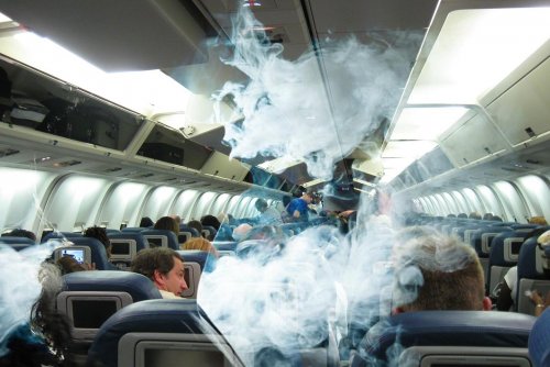 Женщине не разрешили курить на борту самолета, и она грозилась всех убить
