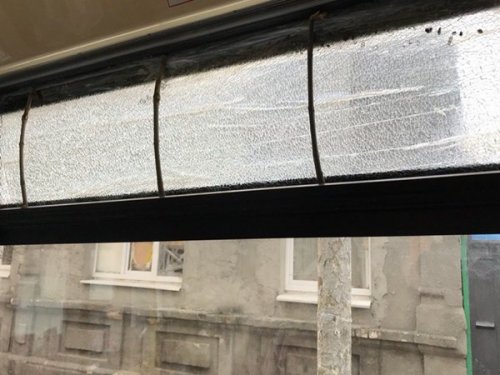 В Ростове разбитое окно автобуса отремонтировали скотчем и ветками