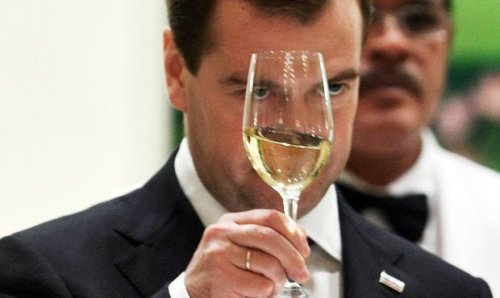 Медведев распорядился поддержать российских производителей вина