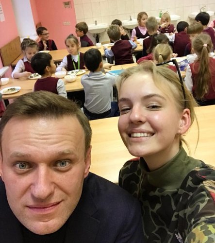 Алексей Навальный посетил московскую школу
