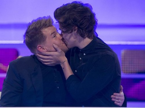 Гарри Стайлс целуется с мужчиной перед публикой
