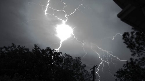 В Австралии засняли, как НЛО заряжается от молний