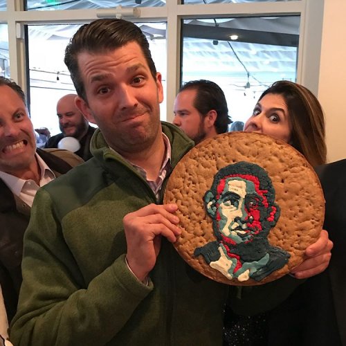 На день рождения Трамп-младший получил печенье с портретом Обамы