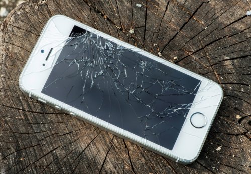 Японские ученые придумали экран для смартфона, который «залечивает» трещины
