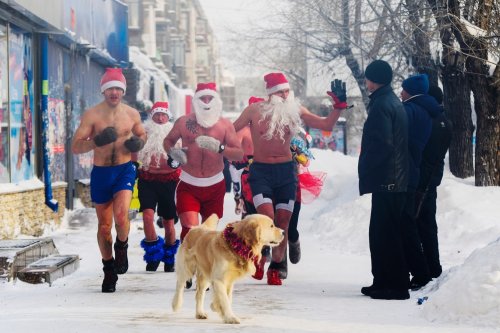 Необычный забег Дедов Морозов и Снегурочек прошел  в Новосибирске