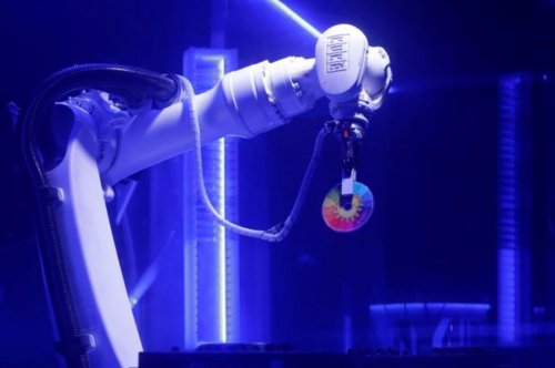 В ночном клубе Чехии используют робота вместо диджея