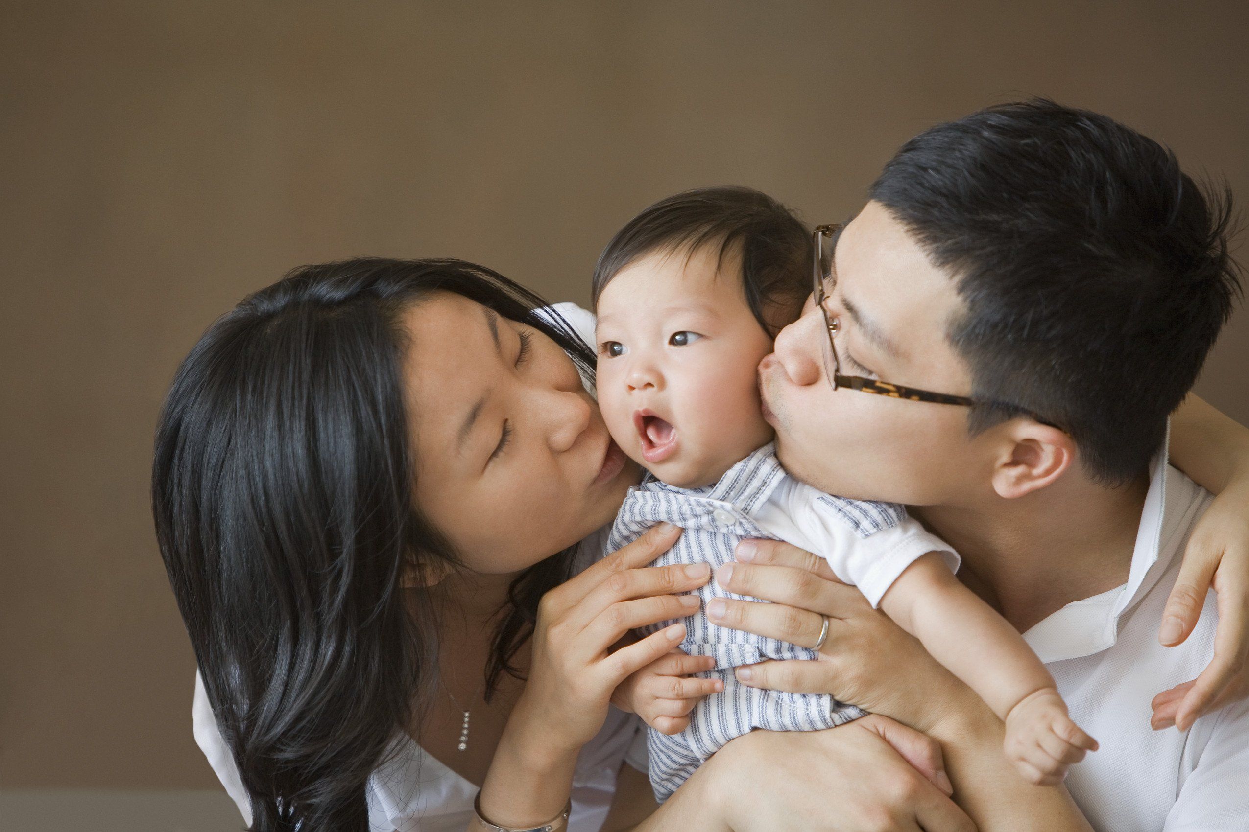 Японский отец и мама. Одна семья - один ребёнок. Семья на китайском для детей. Китайские дети с родителями. Одна семья один ребенок в Китае.