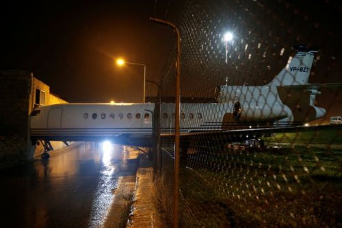 Самолет британского лорда протаранил здание аэропорта