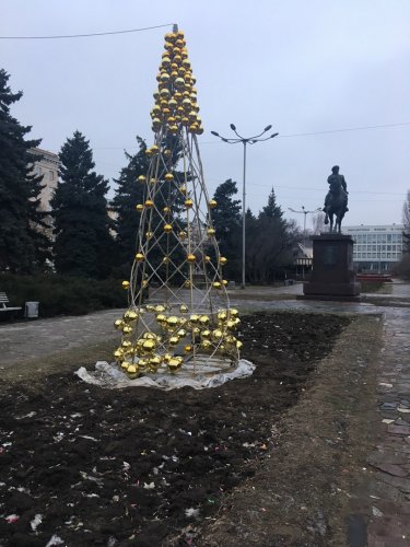 "Недоёлка": В Волгограде установили ёлку без украшений всередине