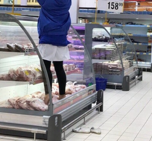 В Воронеже продавщица голыми ногами встала на мясо, чтобы изменить ценник