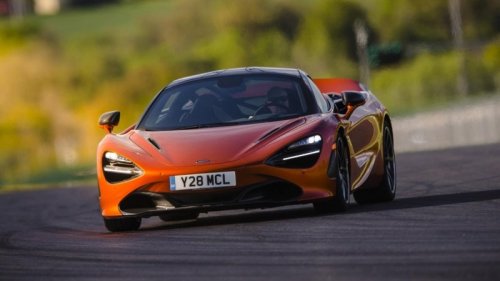 Спорткар McLaren 720S "попил" воды вместо бензина