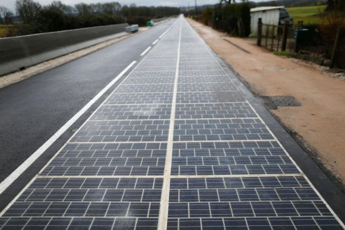 Первое в мире шоссе на солнечных батареях было повреждено вандалами