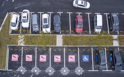 Просторные розовые парковки для женщин появились в Китае
