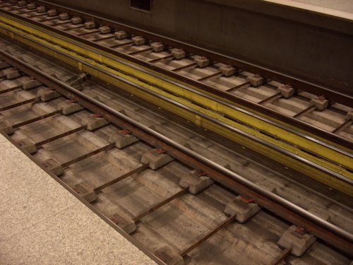 Британка заблокировала движение 4 линии метро, пытаясь найти телефон