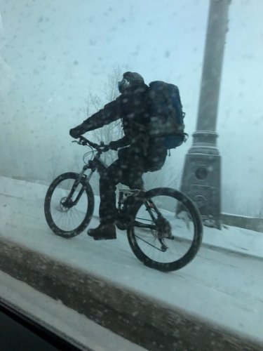 В Красноярске парень в минус 38 передвигается на велосипеде
