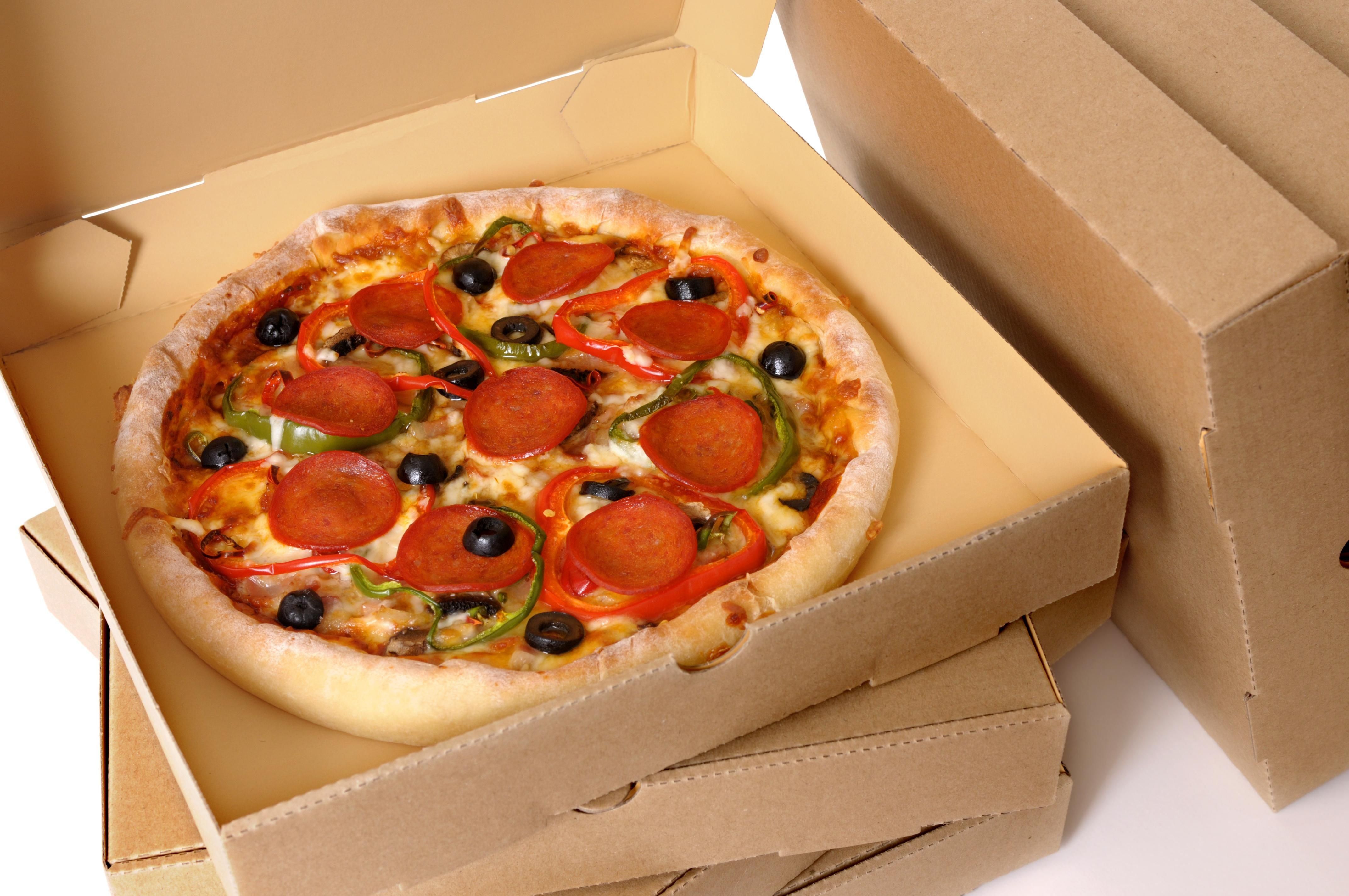 Квадратная пицца в круглой коробке