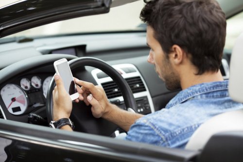 Во Франции водителям запретили пользоваться телефоном в стоящем авто