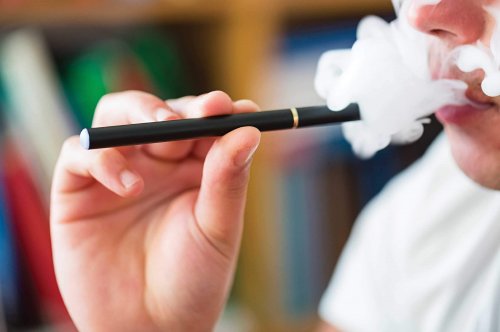 В Великобритании предложили прировнять электронные сигареты к средствам по борьбе с курением