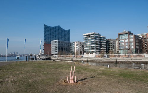 Российский художник голым зарылся в землю в Гамбурге