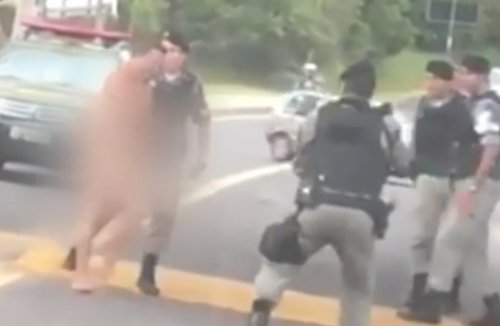 Голый мужчина подрался с вооруженными полицейскими Португалии