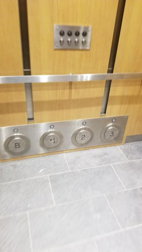 Пользователь из США рассказал о кнопках лифта, которые нажимаются ногами