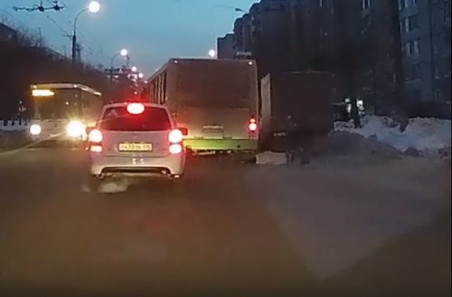 В Кирове зажатую в дверях автобуса женщину протащило по земле