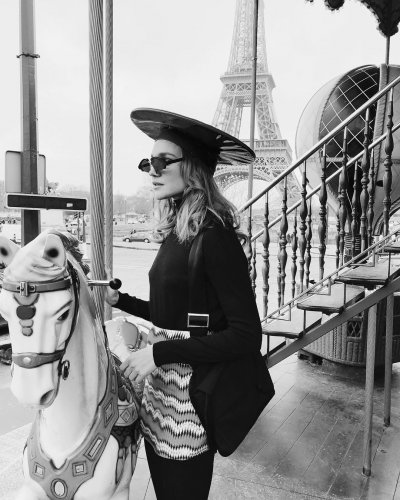 Певица Глюкоза прогулялась по Парижу с «тарелкой» на голове