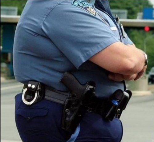 В Нью-Йорке полицейский требует у начальства компенсацию за свое ожирение