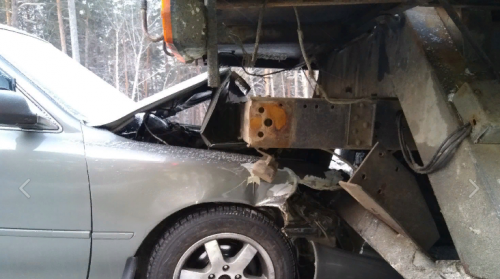 Страшная авария в Новосибирске: «Седан» въехал под колёса грузовика