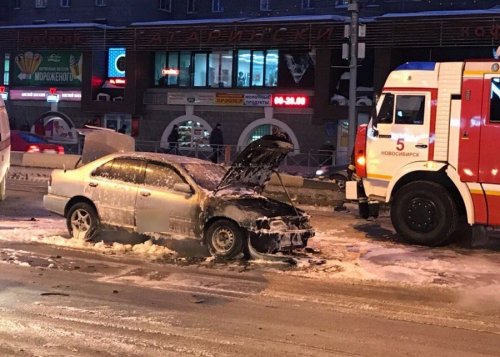 В центре Новосибирска загорелась иномарка