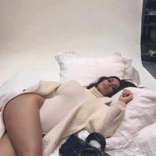 Ким Кардашьян на постельном фото засветила голые ягодицы
