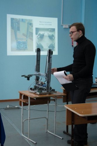 Школьники из Красноярска создали робота для борьбы с просроченными продуктами