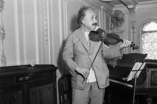 На аукцион впервые выставлена скрипка Эйнштейна