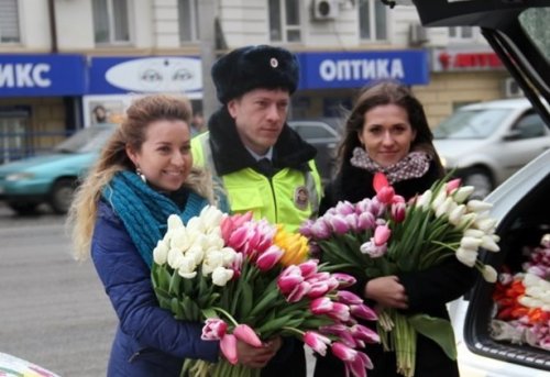 В Ростове женщины могут бесплатно получить цветы от ГИБДД в честь 8 марта