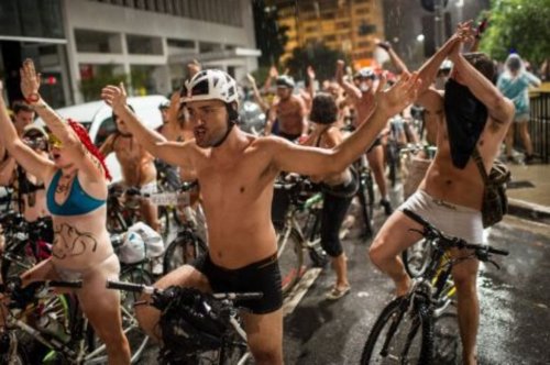 Тысячи голых велосипедистов вышли на протест в Сан-Пауло