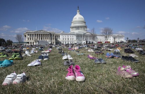 7000 пар детской обуви перед Капитолием – безмолвный протест против оружия