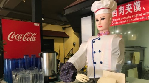 В китайском ресторане робот сам готовит лапшу