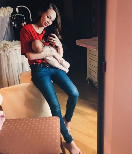 «Влезть в добеременные джинсы»: Анастасия Лисова рассказала о способе восстановления после родов