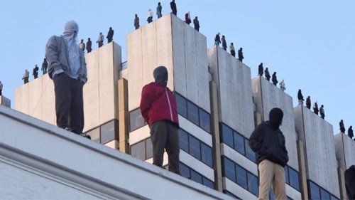 Антисуицидальные скульптуры появились на крыше лондонского небоскреба