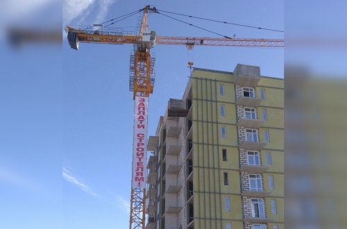 В Перми на башенном кране рядом с домом на Беляево повесили надпись «Заплати строителям»