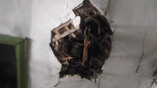 В Сети ужаснулись пугающей аварийностью жилого барака в Омске