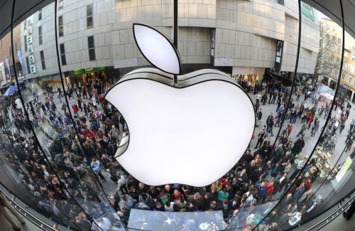 Французские активисты устроили странную акцию в Apple Storе