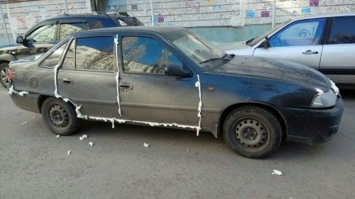 В Воронеже жители пеной наказали водителя за неправильную парковку