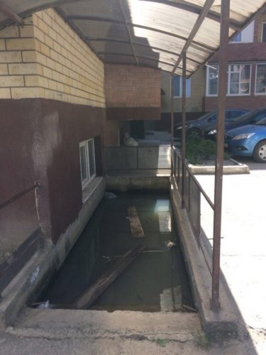 В Краснодаре жители жалуются на затопленные водой подвалы