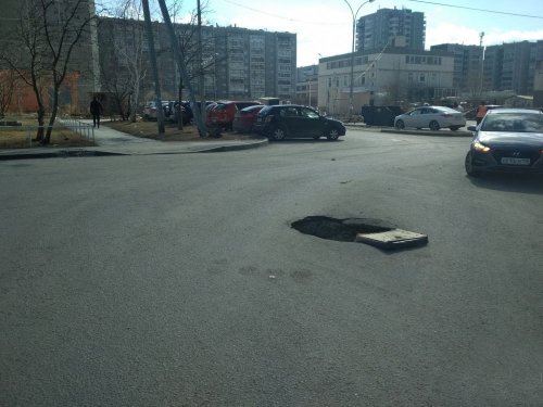 Двухметровая яма угрожает водителям Екатеринбурга