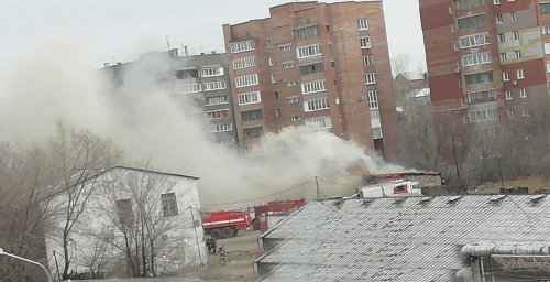 В Кемерово дым от пылающего гаража было видно в разных концах города