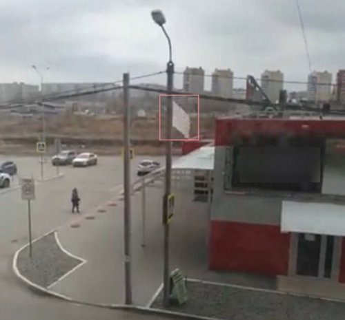 В Омске с крыльца супермаркета «Магнит» сорвало лист поликарбоната